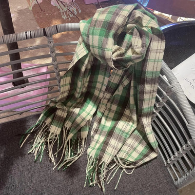 Novi ženski karirani šal za 2022. ide uz sve. Klasični karirani šal s dodirom kašmira za parove Jesen i zima, retro produljeni