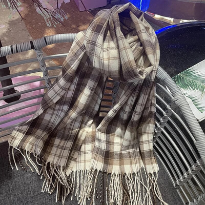 Novi ženski karirani šal za 2022. ide uz sve. Klasični karirani šal s dodirom kašmira za parove Jesen i zima, retro produljeni