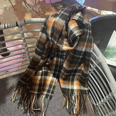 Novi ženski karirani šal za 2022. ide uz sve. Klasični karirani šal s dodirom kašmira za parove Jesen i zima, retro produljeni