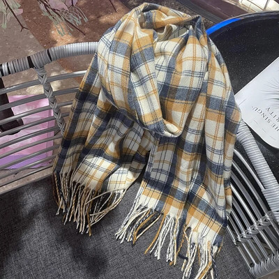 Novi ženski karirani šal za 2022. ide uz sve. Klasični karirani šal s dodirom kašmira za parove Jesen i zima, retro produljeni