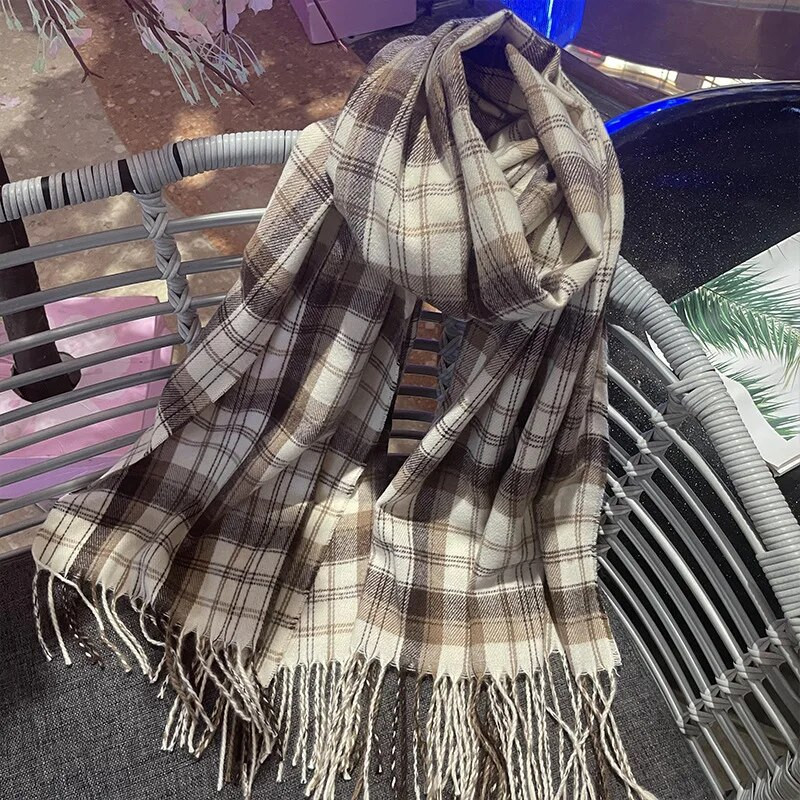 Novi ženski karirani šal za 2022. ide uz sve. Klasični karirani šal s dodirom kašmira za parove Jesen i zima, retro produljeni