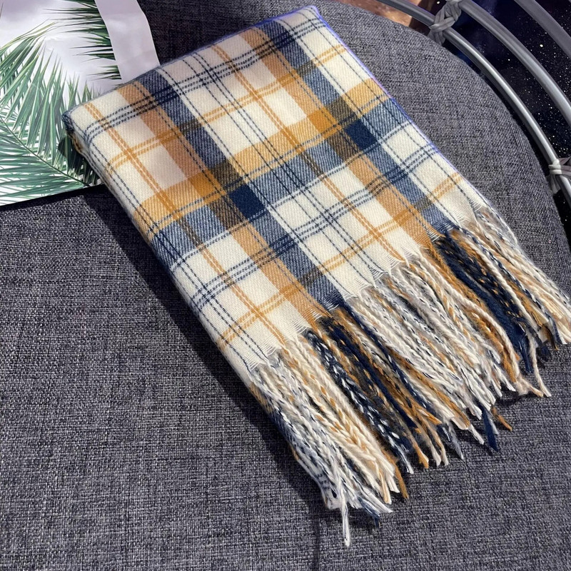 Novi ženski karirani šal za 2022. ide uz sve. Klasični karirani šal s dodirom kašmira za parove Jesen i zima, retro produljeni