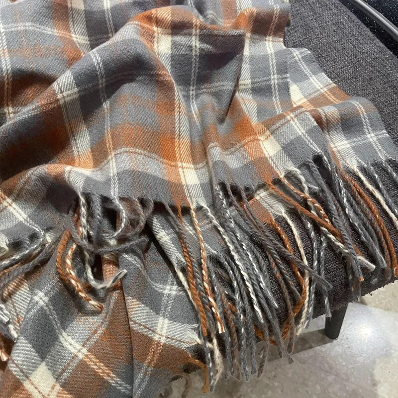 Novi ženski karirani šal za 2022. ide uz sve. Klasični karirani šal s dodirom kašmira za parove Jesen i zima, retro produljeni