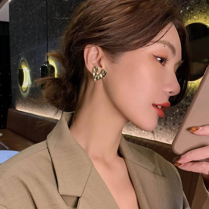 Tervezési érzék Konkáv domború, egyenetlen arany színű szív fülbevaló koreai divat ékszer buli Szokatlan kiegészítők női ajándékhoz