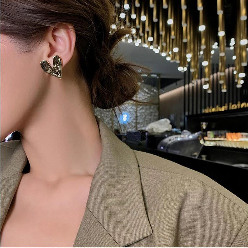 Tervezési érzék Konkáv domború, egyenetlen arany színű szív fülbevaló koreai divat ékszer buli Szokatlan kiegészítők női ajándékhoz