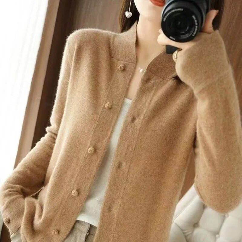 Ležerni ženski jednobojni džemperi s različitim kombinacijama Jesen Zima Modni samostojeći ovratnik Jednoredno kopčanje Pleteni kardigan s navojem