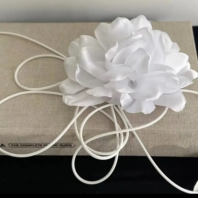 Liialdatud kaunistused Õrn kaelakett Klassikalised romantilised lillega kaelakeed Naiste trendikad ehted Vintage võlukaelakee