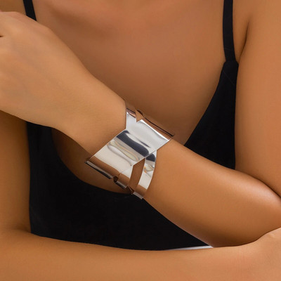 Lacteo Trendy Wide Corss Shape Ženska narukvica s manžetama Geometrijska zlatna boja Ženske narukvice na otvaranje Nakit za vjenčanje Poklon za dame