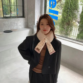 Korejas stila gudrs, mazs lācis krustojums, vienkāršs adīšanas krustojums, slinks ar siltu mazu šalli Sieviešu šalle