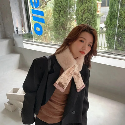 Korejas stila gudrs, mazs lācis krustojums, vienkāršs adīšanas krustojums, slinks ar siltu mazu šalli Sieviešu šalle