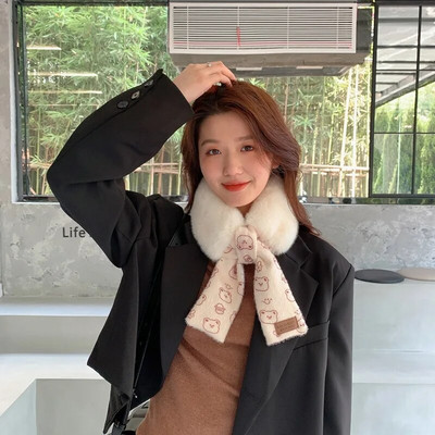 Korejas stila gudrs, mazs lācis krustojums, vienkāršs adīšanas krustojums, slinks ar siltu mazu šalli Sieviešu šalle