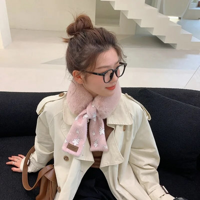 Korejas stila gudrs, mazs lācis krustojums, vienkāršs adīšanas krustojums, slinks ar siltu mazu šalli Sieviešu šalle