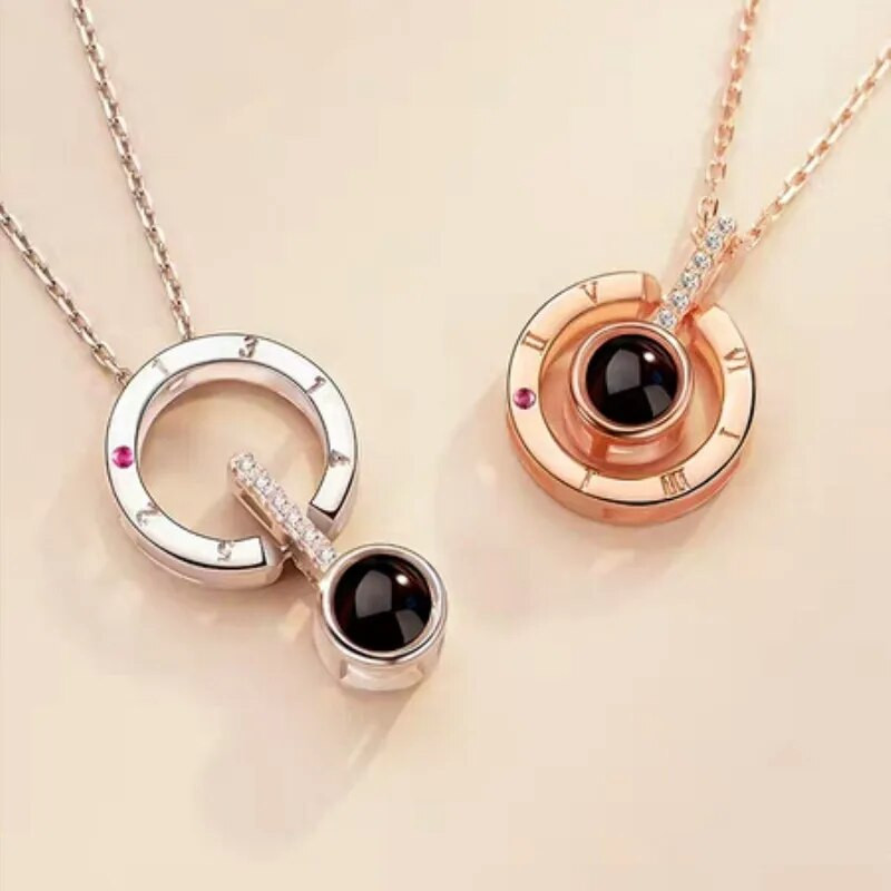 Projekcijas kaklarota — 100 valodās, es tevi mīlu, kulonu rotaslietas mīļotai draudzenei, modernam pārim, romantiski, jauki aksesuāri