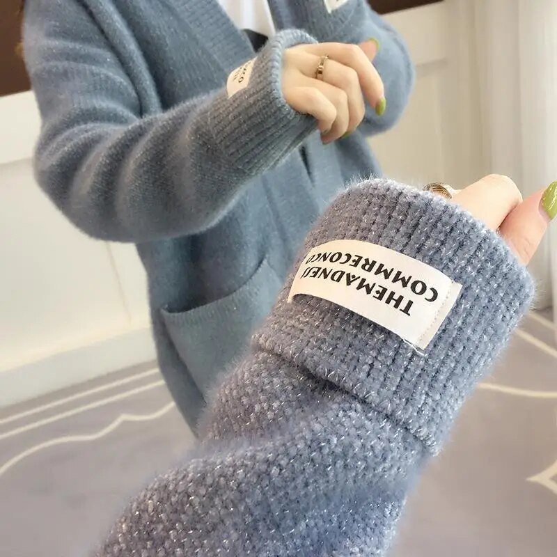 „Femme“ stora, tingus stiliaus trimatė etiketė papuošti megztinį, išlaikyti šilumą.