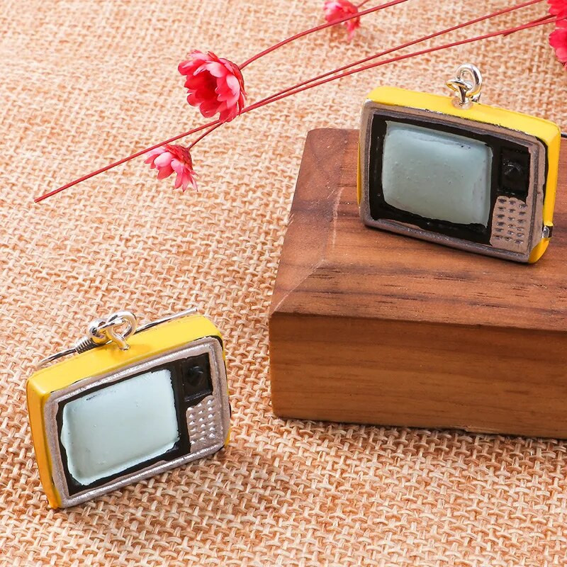 Vintage Creative Funny Telefons TV Gludeklis Radio Šujmašīna Piekariņi Auskari Hip Hop Neparasti Ausu gredzeni Sievietēm Trend Rotaslietas