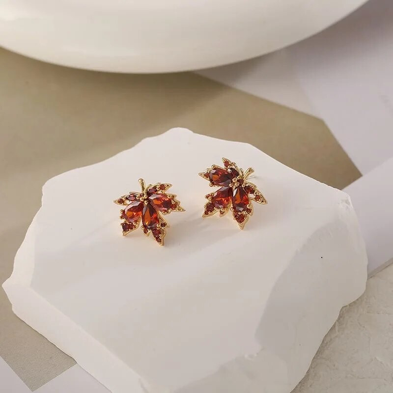 Eiropas un Amerikas modes jauni sarkani kļavas lapu auskari gaiši luksusa temperamenta vienkāršas personības sieviešu auskari ballītēm