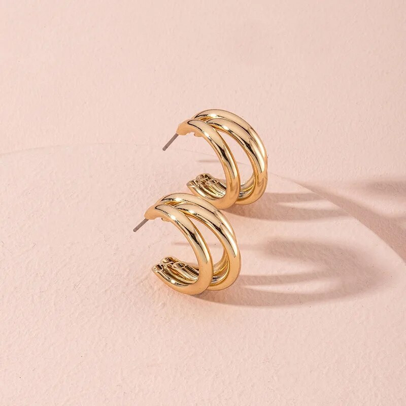 Yuxi Jewelry Manufacturer 2023 Ženske zdepaste naušnice s trostrukim kolutima klasičnog dizajna, modne metalne legure, pozlaćene