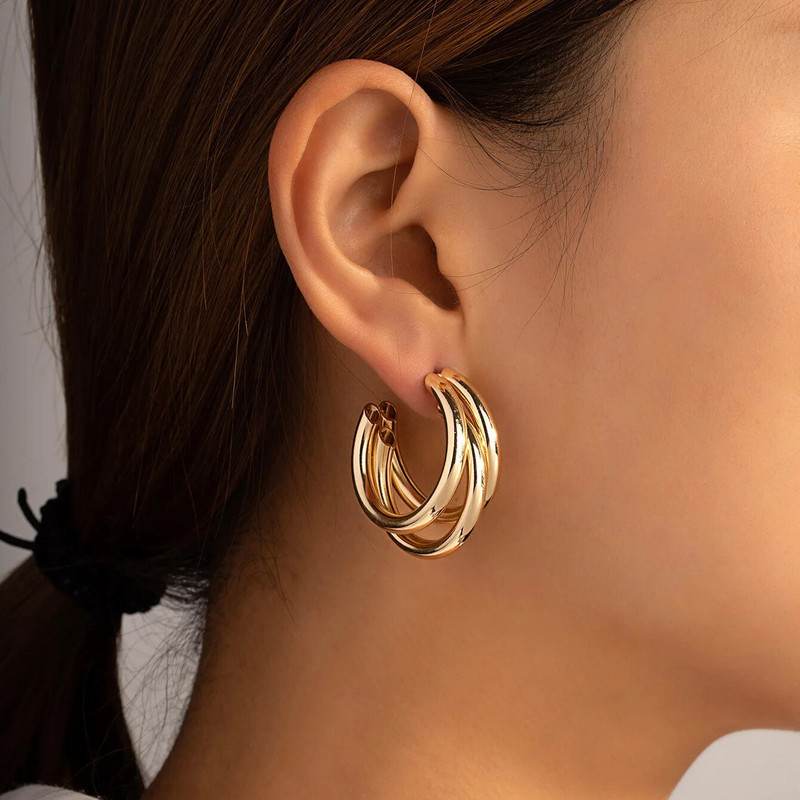 Yuxi Jewelry Manufacturer 2023 Ženske zdepaste naušnice s trostrukim kolutima klasičnog dizajna, modne metalne legure, pozlaćene