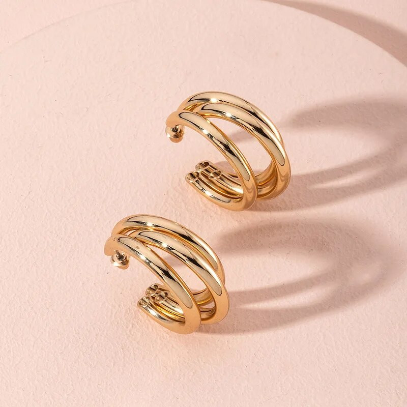 Yuxi Jewelry Manufacturer 2023 Ženske zdepaste naušnice s trostrukim kolutima klasičnog dizajna, modne metalne legure, pozlaćene