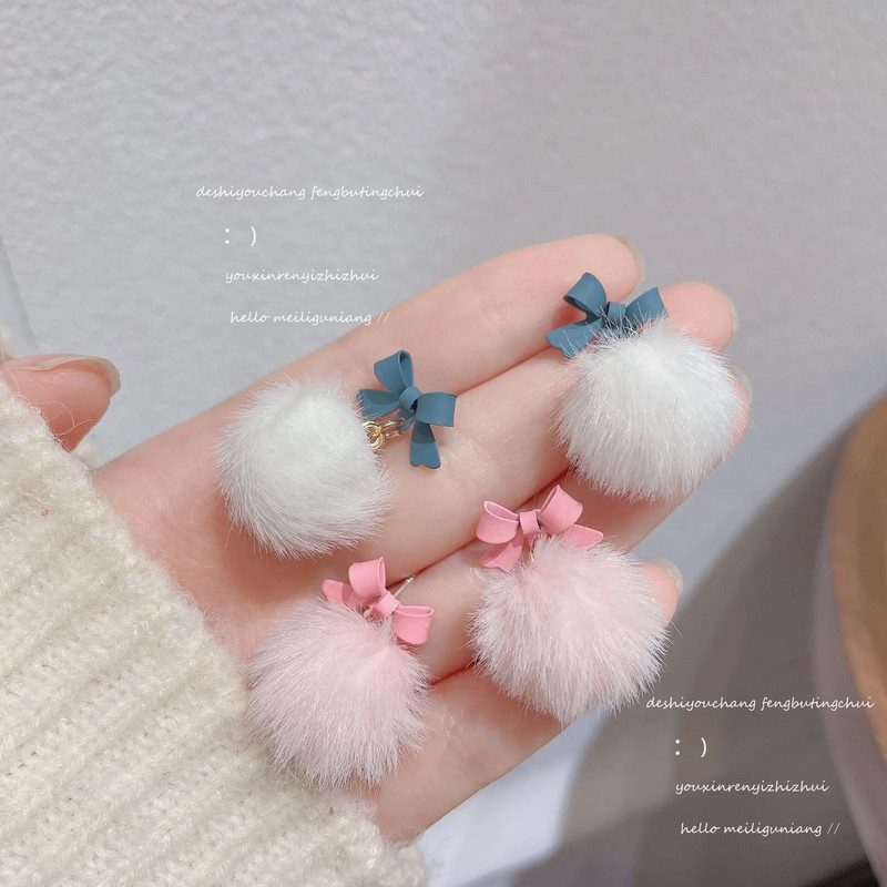 Korejske ružičaste viseće naušnice za žene, djevojke, slatka pahuljasta kuglasta mašna, pom naušnica, jesen, zima, kawaii božićni dječji nakit