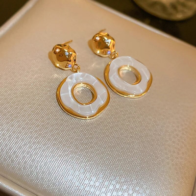 Okrugle nepravilne naušnice u francuskom trendu iz 2023. Izvrsni zeleno-bijeli bakreni 18K pozlaćeni nakit s ušicama