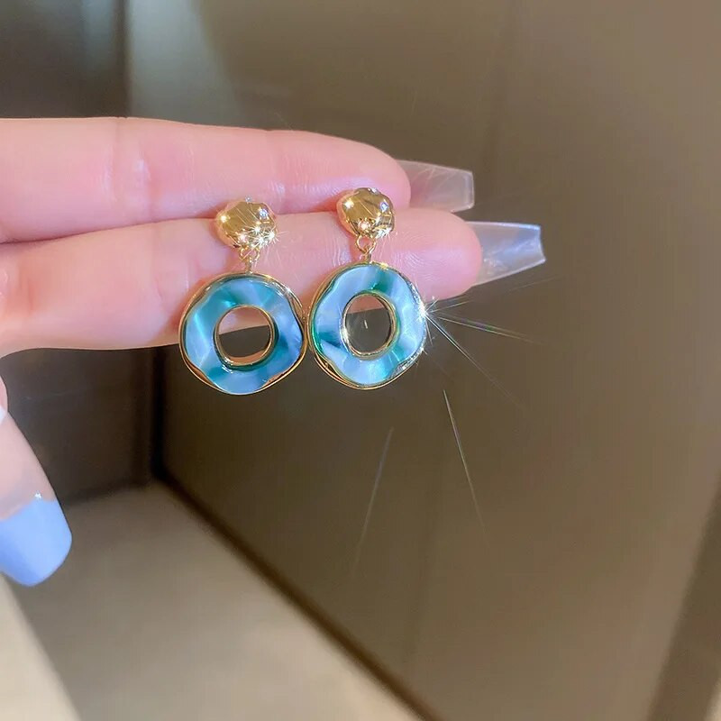 Okrugle nepravilne naušnice u francuskom trendu iz 2023. Izvrsni zeleno-bijeli bakreni 18K pozlaćeni nakit s ušicama