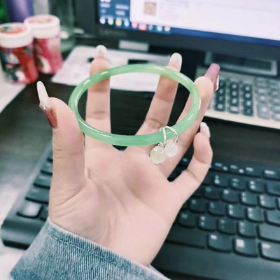 Vintage karkötő szél tiszta víz zöld utánzat jáde kalcedon nyitó Dingdang karkötő női csengő édes ékszer ajándék