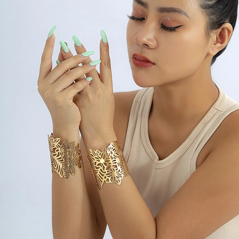 Νέο γαλλικό στυλ Ρετρό με κούφια φύλλα από τιτάνιο ατσάλι μινιμαλιστικής σχεδίασης Open Mouth Ομαλό βραχιόλι προσώπου Street Photography J