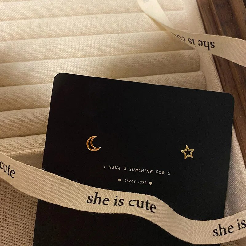 Korejiešu modes jauki, maza zvaigzne un mēness dobi zelta krāsas auskari sievietēm, meitenēm, minimālisma ausu pīrsings pusaudžu rotaslietām