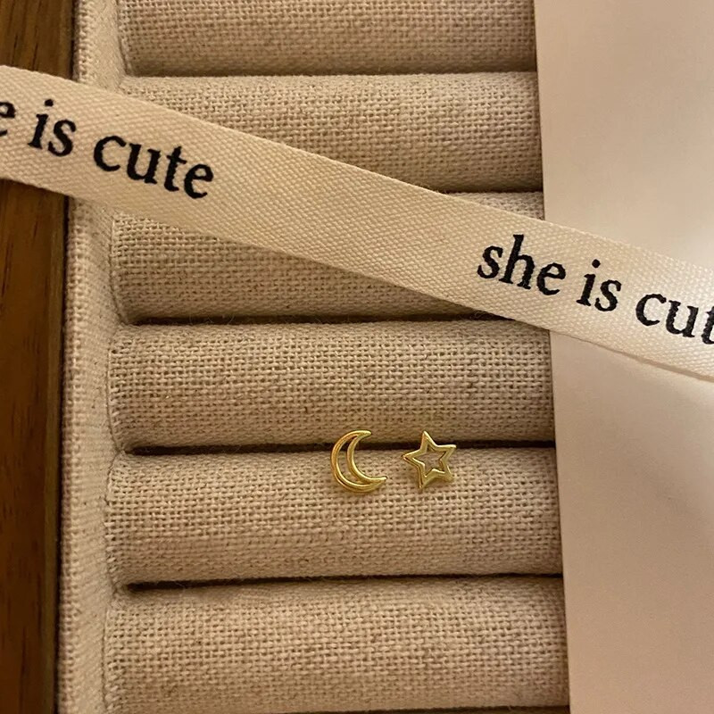 Korejiešu modes jauki, maza zvaigzne un mēness dobi zelta krāsas auskari sievietēm, meitenēm, minimālisma ausu pīrsings pusaudžu rotaslietām