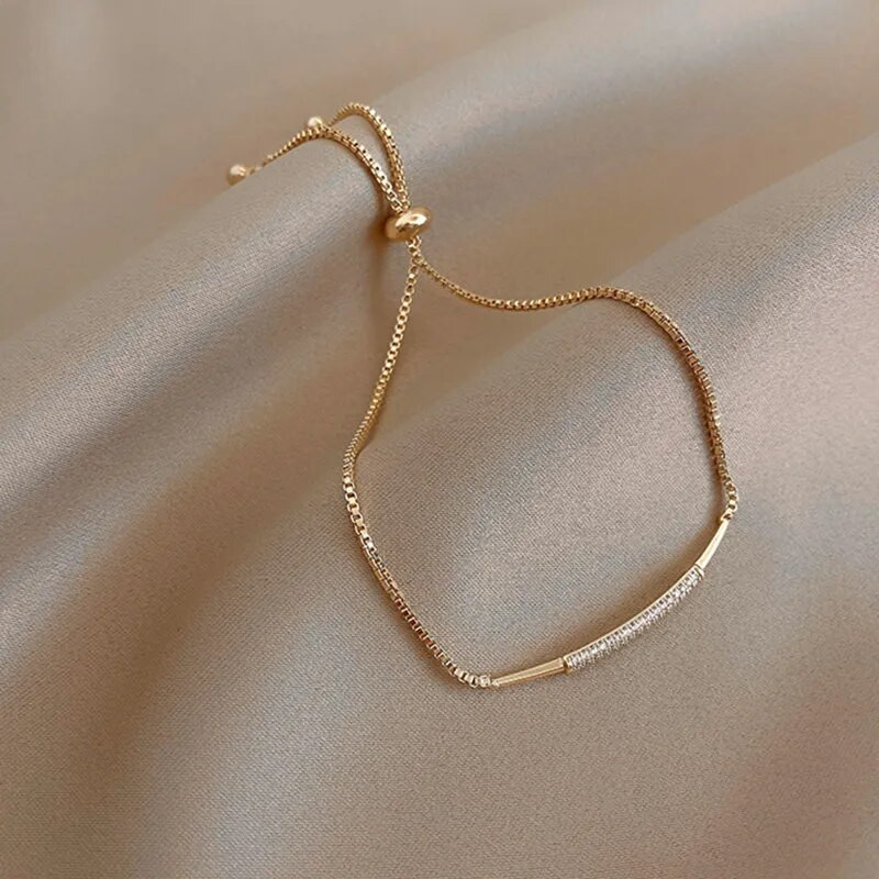 Klasikinio dizaino madingi papuošalai, mikro inkrustuoti cirkonio prabangios apyrankės, skirtos moteriai švytinti šventiniam vakarėliui, paprasta kasdienė apyrankė