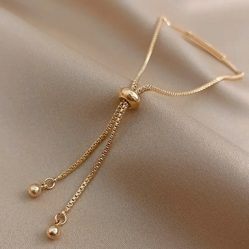 Klasikinio dizaino madingi papuošalai, mikro inkrustuoti cirkonio prabangios apyrankės, skirtos moteriai švytinti šventiniam vakarėliui, paprasta kasdienė apyrankė