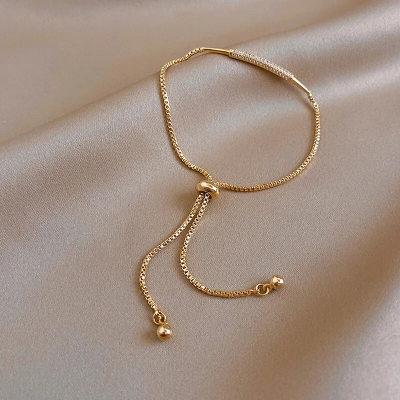 Klasikinio dizaino madingi papuošalai, mikro inkrustuoti cirkonio prabangios apyrankės, skirtos moteriai švytinti šventiniam vakarėliui, paprasta kasdienė apyrankė