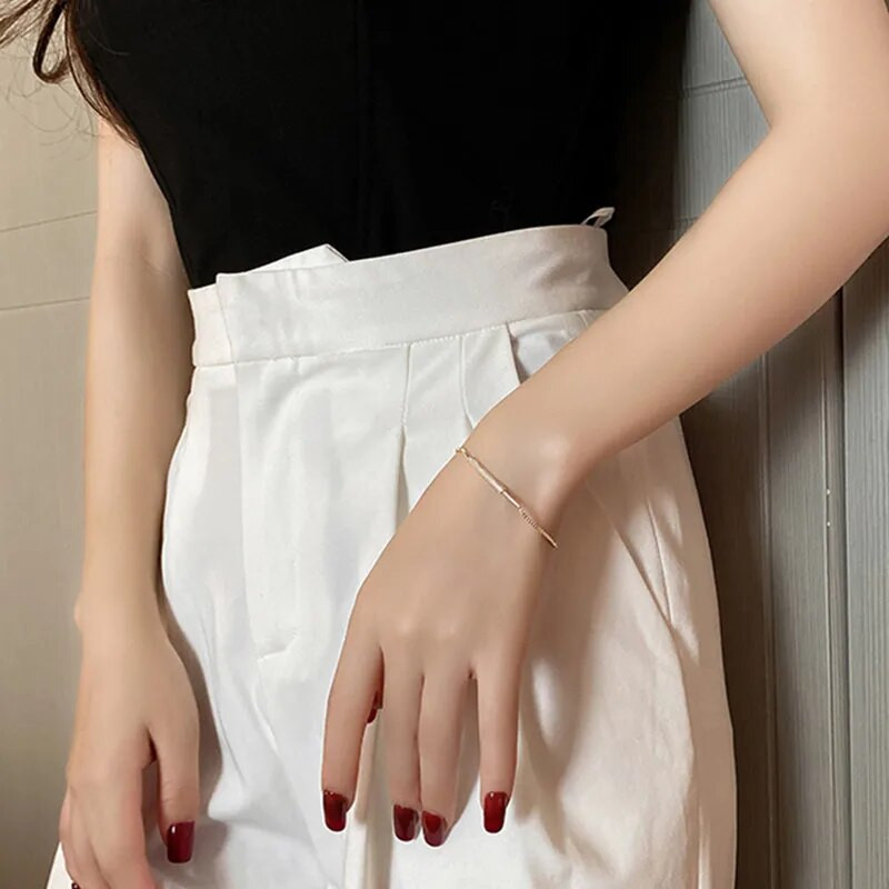 Klasikinio dizaino madingi papuošalai, mikro inkrustuoti cirkonio prabangios apyrankės, skirtos moteriai švytinti šventiniam vakarėliui, paprasta kasdienė apyrankė