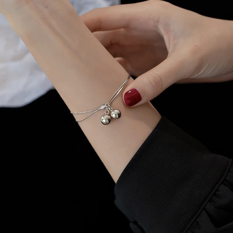 Paprasta elegantiška dvisluoksnė gyvatės grandinėlė mažo varpelio pakabukas nerūdijančio plieno apyrankės moterims temperamento riešo papuošalai, moteriški