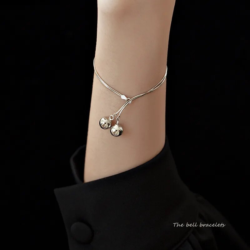 Paprasta elegantiška dvisluoksnė gyvatės grandinėlė mažo varpelio pakabukas nerūdijančio plieno apyrankės moterims temperamento riešo papuošalai, moteriški