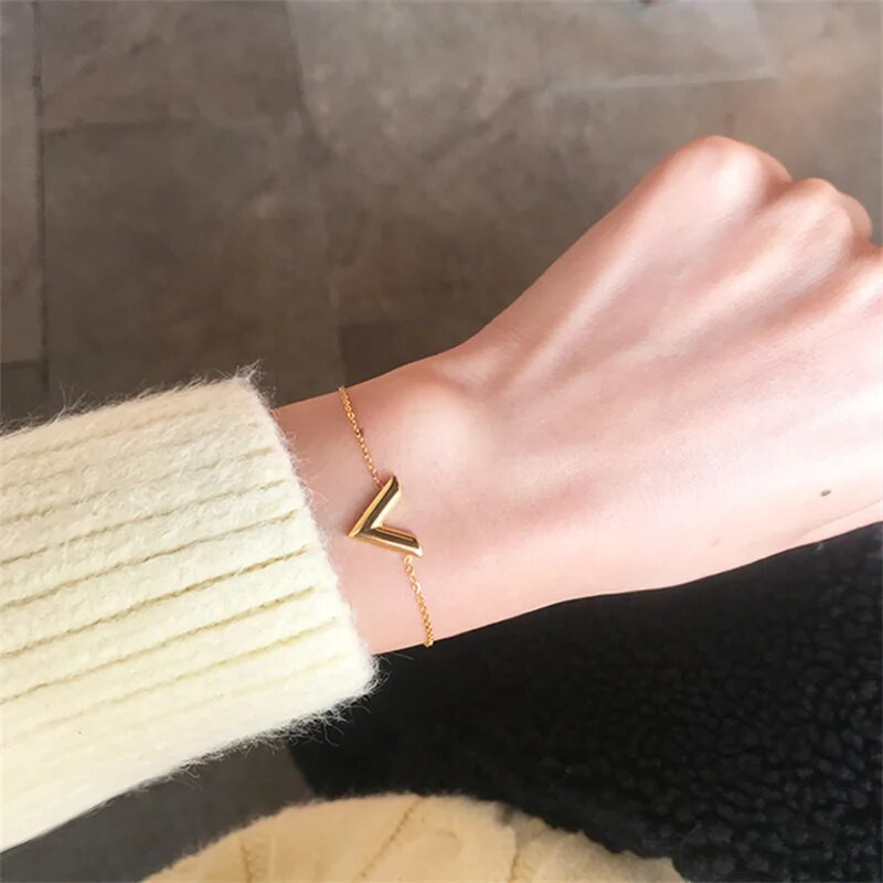 2023. gada klasiska dizaina burta V formas šarmu rokassprādzes, nerūsējošā tērauda sieviešu rokassprādzes, greznas sieviešu augstākās kvalitātes rotaslietas sievietēm