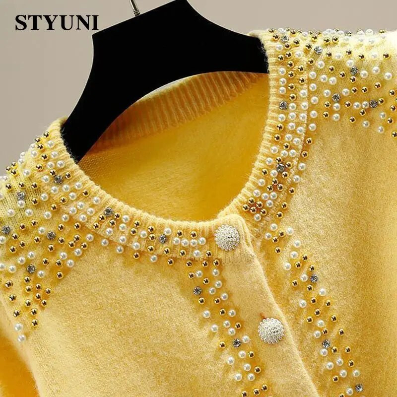 Geltonos spalvos siuvinėtos blykstės O formos kaklo prašmatnios ilgomis rankovėmis akrilo megztas moteriškas megztinis korėjietiškas mados storas kardiganas rudens žiema