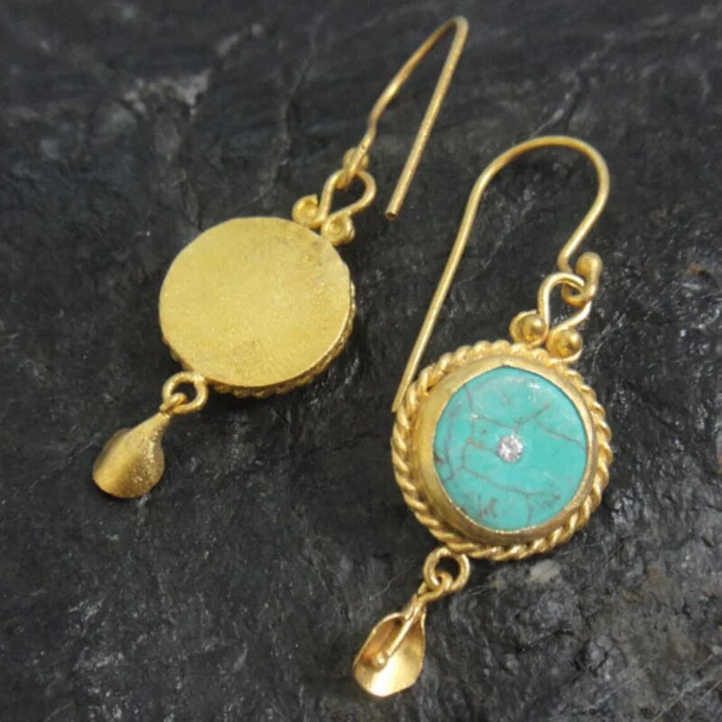 Vintage στρογγυλά ένθετα πράσινα πέτρινα σκουλαρίκια Αρχαίας εθνικής τεχνοτροπίας Χρυσό χρώμα Χέρι σκαλιστά σχέδια Σκουλαρίκια με γάντζο κρέμονται