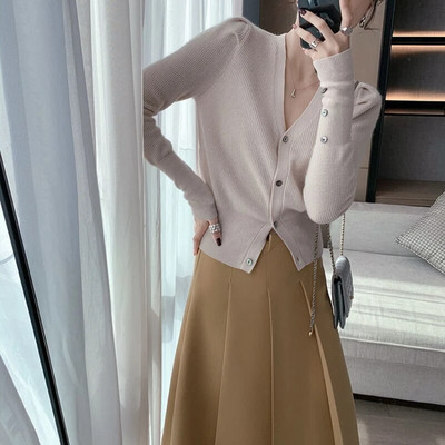 2023. gada rudens/ziemas V veida kakla izgriezuma trikotāžas sieviešu īss džemperis Modes daudzpusīgs SLIM korejiešu stila jaciņš sievietēm ar garām piedurknēm