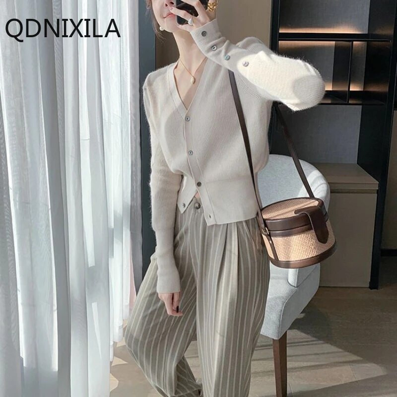 2023. gada rudens/ziemas V veida kakla izgriezuma trikotāžas sieviešu īss džemperis Modes daudzpusīgs SLIM korejiešu stila jaciņš sievietēm ar garām piedurknēm