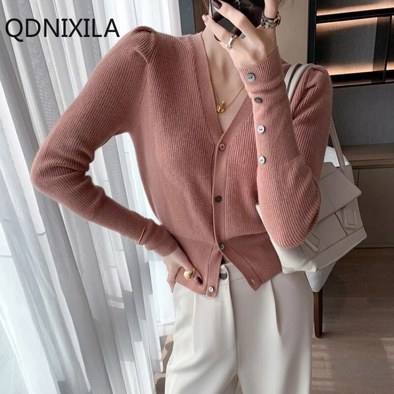 2023. gada rudens/ziemas V veida kakla izgriezuma trikotāžas sieviešu īss džemperis Modes daudzpusīgs SLIM korejiešu stila jaciņš sievietēm ar garām piedurknēm