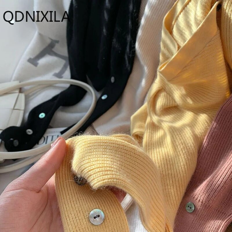 2023. gada rudens/ziemas V veida kakla izgriezuma trikotāžas sieviešu īss džemperis Modes daudzpusīgs SLIM korejiešu stila jaciņš sievietēm ar garām piedurknēm