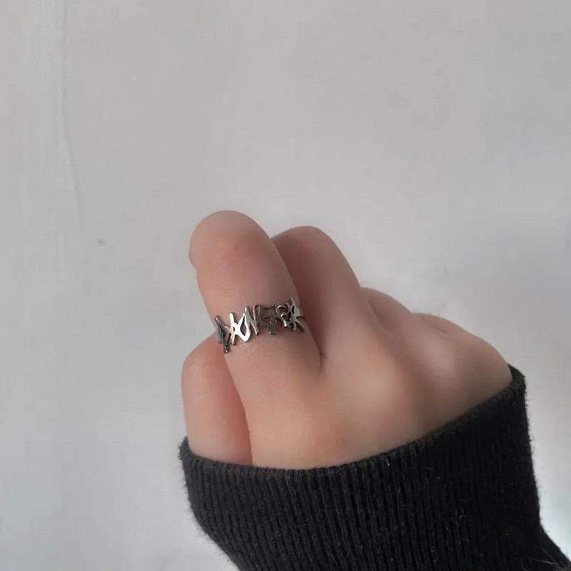 Minimālisma pankroka ērkšķu gredzeni hiphopa burtu gredzeni vīriešiem korejiešu modes pirksti rotaslietas ballīšu aksesuāru vairumtirdzniecība