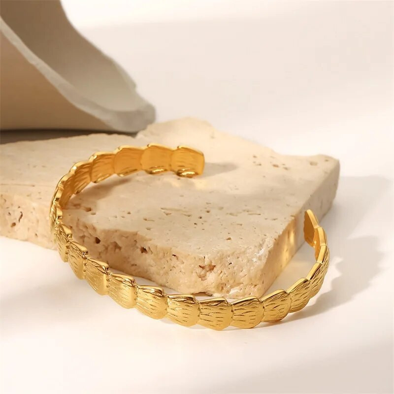 Youthway 2022 jauna nerūsējošā tērauda atvērta šarmu rokassprādze sievietēm ūdensizturīgs zeltains, moderns plaukstas rotaslietas.