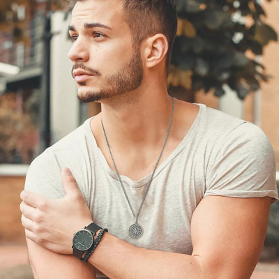 „Vnox“ sluoksniuoti karoliai vyrams, buriavimo kelionių kompaso pakabukas, nerūdijančio plieno kubietiška „Figaro“ kvietinė grandinėlė, laisvalaikio retro apykaklė