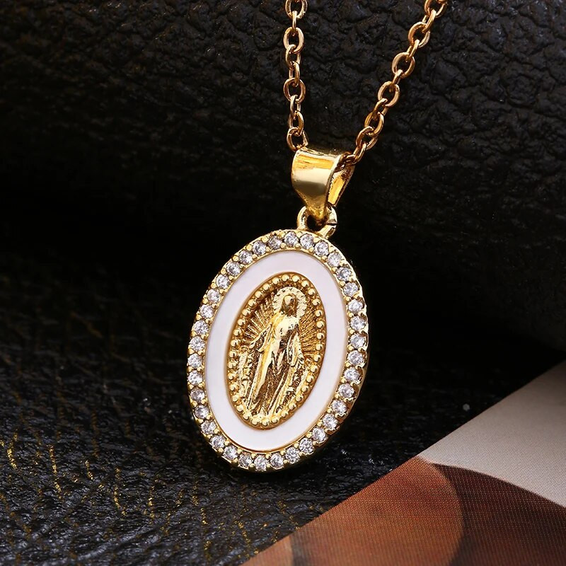 2022. gada jauna luksusa nerūsējošā tērauda dabīgā apvalka Jaunavas Marijas kulonu kaklarota sievietēm, šarmanta sieviešu reliģijas ticības rotaslieta