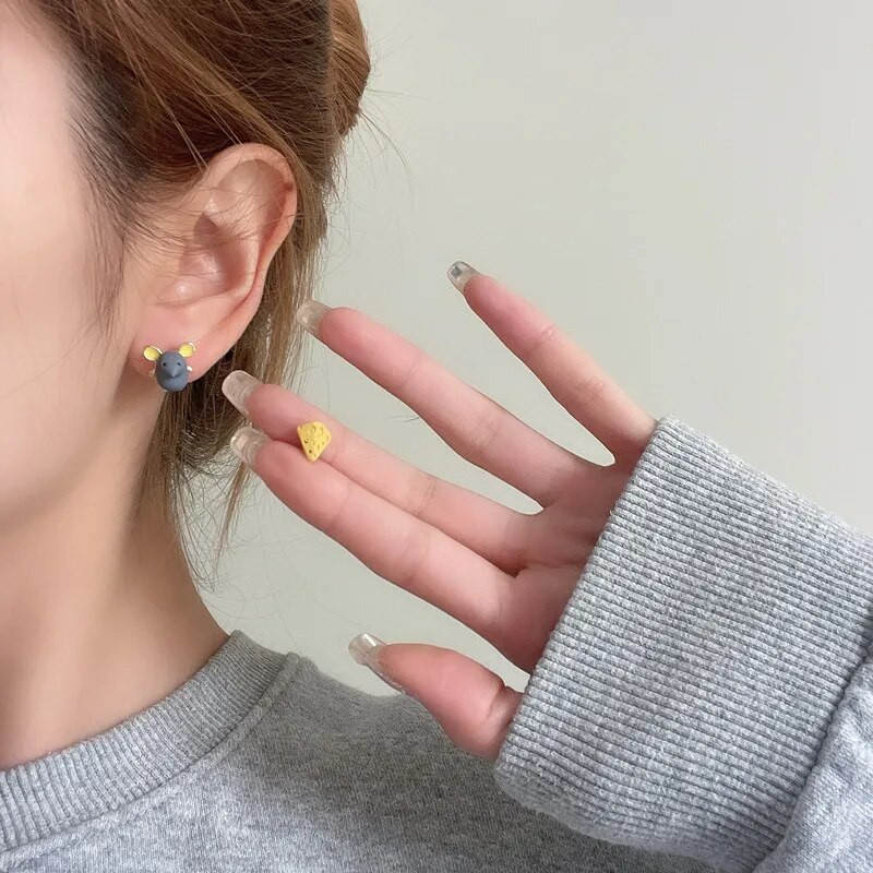 2023. gada jauns asimetrisks, mīļš, mazs peles siera auskari, sieviešu salda temperamenta auskaru rotaslietas dāvana