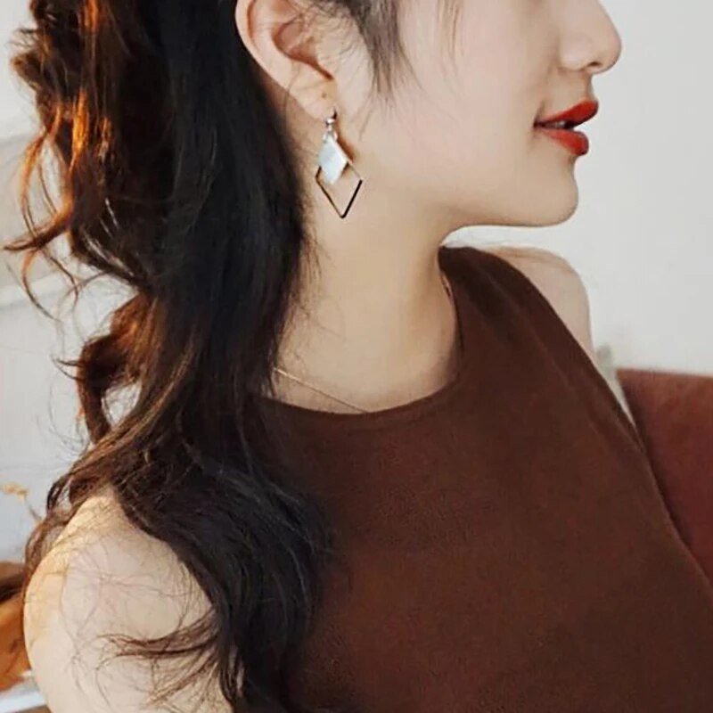 Tuščiaviduriai rombo pakabukai kabantys auskarai moterims Sidabrinės spalvos kabliukai auskarai Bohemiški moteriški nuleidžiami auskarai balti kvadratiniai auskarai