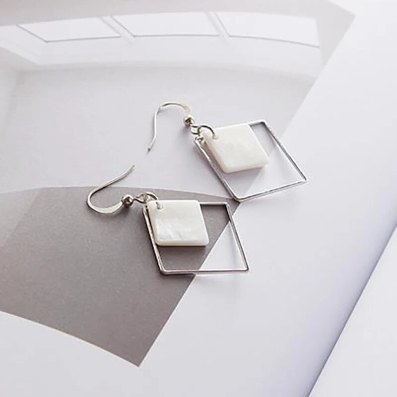 Tuščiaviduriai rombo pakabukai kabantys auskarai moterims Sidabrinės spalvos kabliukai auskarai Bohemiški moteriški nuleidžiami auskarai balti kvadratiniai auskarai